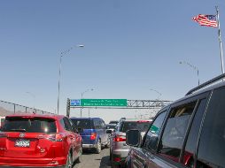 Las filas han aumentado desde el 31 de marzo, cuando se bloquearon carriles en el puente Córdova-Américas. AFP/ARCHIVO