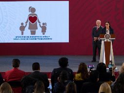 Durante la conferencia de prensa matutina del Presidente López Obrador, la secretaria del Bienestar, María Luisa Albores, y la subsecretaria, Ariadna Montiel, dan a conocer los resultados del censo. NTX / J. Pazos