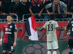 Kean (#18) encara a los aficionados del Cagliari que lo insultaron. AP/F. Murru