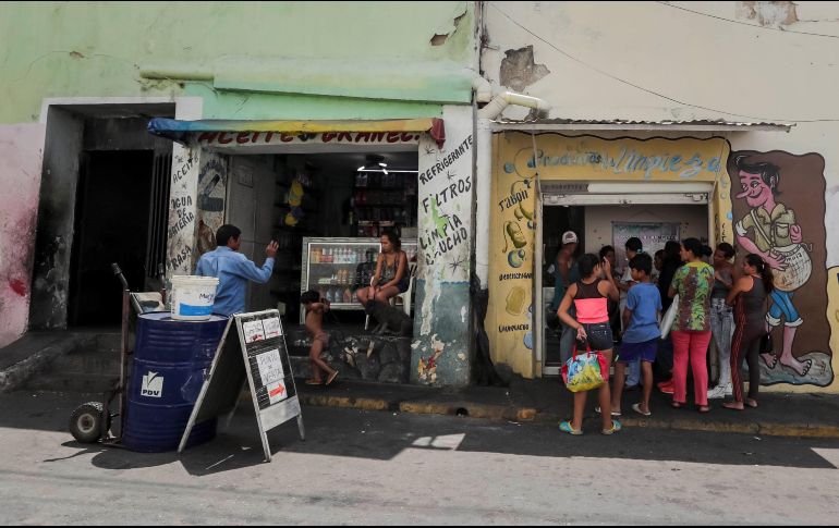 Vista de dos locales comerciales abiertos este miércoles, en el centro de Caracas. EFE/M. Gutiérrez