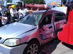 El vehículo fue impactado del lado izquierdo. ESPECIAL / Bomberos de Guadalajara