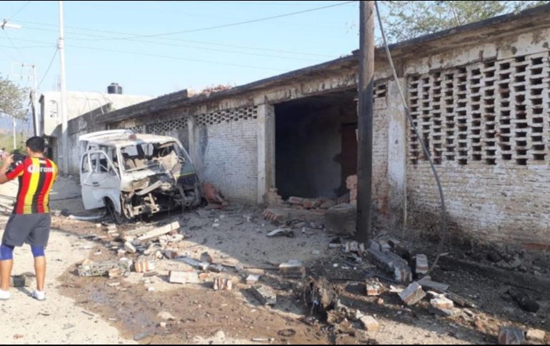 La explosión ocurrió frente a la comandancia de la UPOEG, y de manera simultánea también estalló un tanque de gas en el mercado de Xaltianguis. ESPECIAL