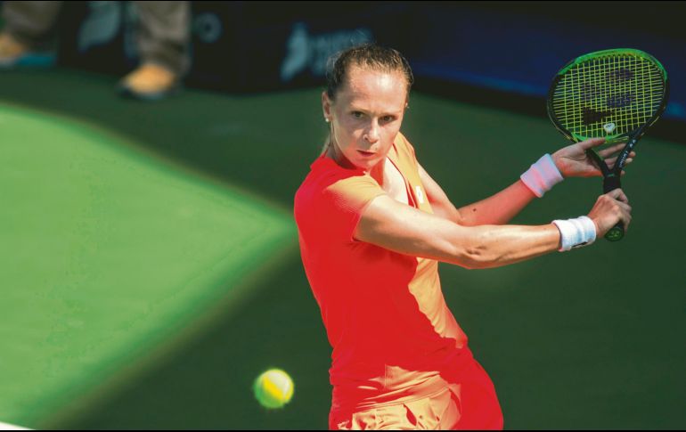 Magdalena Rybarikova regresa una bola a la suiza Stefanie Voegele. EFE