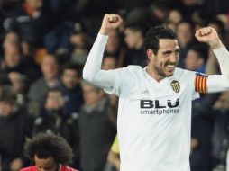 Marcelo (izq.) se lamenta tras una nueva caída del equipo blanco, que se rezagó a 13 puntos del Barcelona en la Liga española. AP / A. Saiz