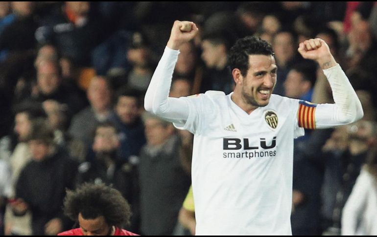 Marcelo (izq.) se lamenta tras una nueva caída del equipo blanco, que se rezagó a 13 puntos del Barcelona en la Liga española. AP / A. Saiz