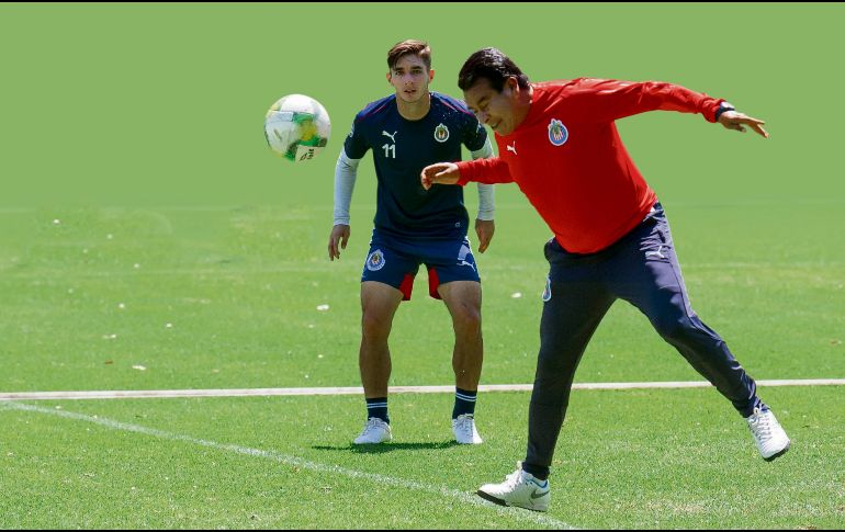 En los días que lleva al frente del Rebaño, Coyote se ha inmiscuido en las prácticas. MEXSPORT / ARCHIVO