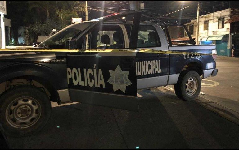 El oficial que circulaba al volante fue lesionado en una mano por las esquirlas mientras que el copiloto recibió las esquirlas en el cuello y la pierna derecha. ESPECIAL/