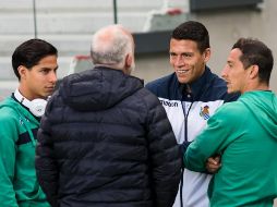 Lainez (I), Moreno (de blanco y azul) y Guardado (D) dialogan antes del partido. TWITTER/@RealBetis