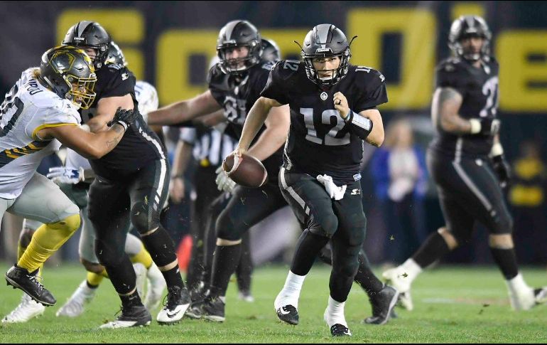 Párez (#12) lanzó para mil 460 yardas con cinco anotaciones y seis intercepciones con el Birmingham Iron.  TWITTER/@aafiron