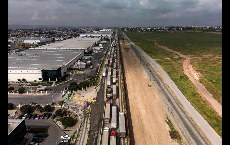 Largas colas se observaron el jueves debido al cierre de carriles en la garita migratoria de Otay Mesa, como parte de las medidas adoptadas por la Oficina de Aduanas y Protección Fronteriza de Estados Unidos para reforzar la frontera por la creciente llegada de migrantes que piden asilo. AFP/G. Arias