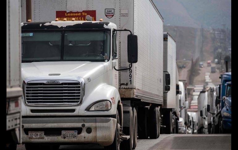 Tráilers hacen fila en Tijuana, Baja California, para ingresar a Estados Unidos por la zona de exportación de la Garita de Otay, AFP/G. Arias