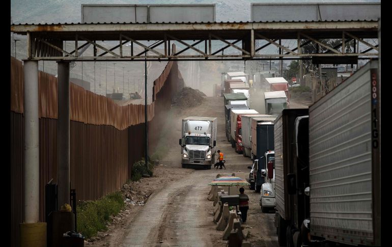 Por esta garita cruzan cotidianamente a EU de dos mil 500 a tres mil camiones de carga pesada, y debido a los retrasos en las líneas de espera la cantidad de unidades se ha reducido hasta en un 50%. AFP/G. Arias