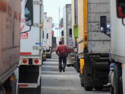 El cierre de carriles en la garita migratoria de Otay Mesa, debido a las medidas adoptadas por la Oficina de Aduanas y Protección Fronteriza de Estados Unidos para reforzar la frontera, ha retrasado la exportación de mercancía. EFE / J. Terriquez