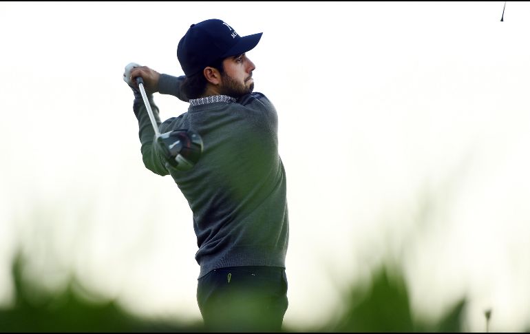 Abraham Ancer realiza uno de sus tiros en el hoyo 11, durante la segunda ronda. AFP/S. Revere