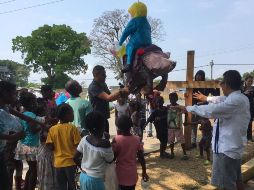 Manifestantes cuelgan de un árbol piñatas con cohetes pirotécnicos adentro. TWITTER/@rvictorioruiz