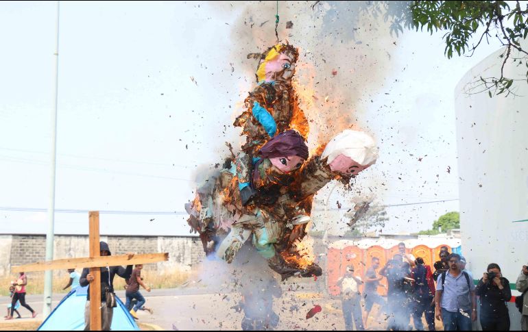 Manifestantes cuelgan de un árbol piñatas con cohetes pirotécnicos adentro. SUN