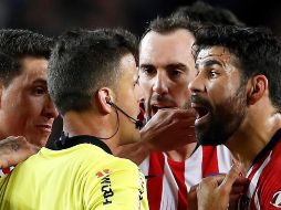 La expulsión de Costa (D) marcó el partido que prácticamente le entrega el título de Liga al Barcelona. EFE/A. Estévez