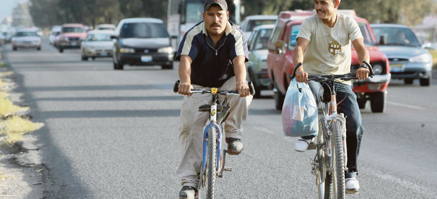 CICLISTAS - CICLISTAS TRANSITAN POR LA CARRETERA A CHAPALA