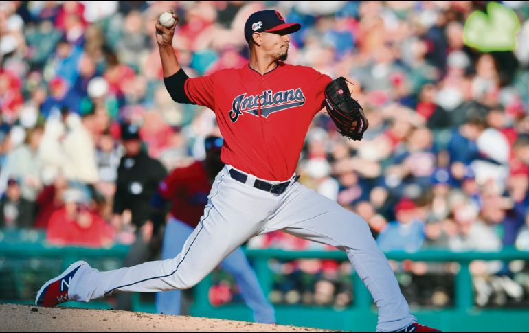 Carlos Carrasco ponchó a 12 bateadores de Toronto en cinco episodios, llevándose la victoria por los Indios. AFP / J. Miller