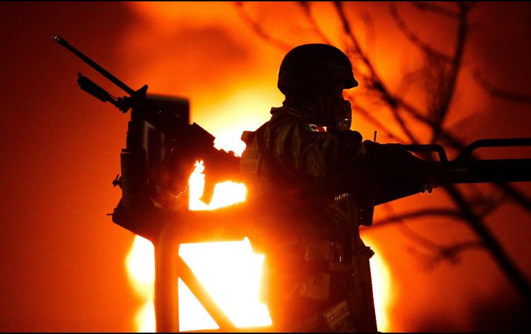 Elementos de Protección Civil, policía y Bomberos se encuentran en la zona descartando una posible evacuación. EFE /L. Ramírez