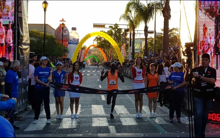 Kibet logra imponer condiciones desde temprano, pues llevaba una ventaja cercana a los 50 metros sobre el resto de los fondistas. EL INFORMADOR / D. Reos