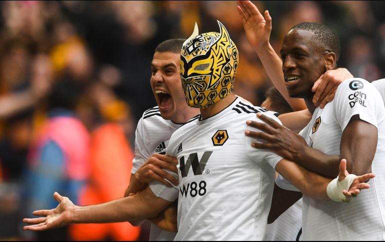 Desde la tercera cuerda. JIménez celebró su gol con una máscara de luchador adornada con el logotipo de los Wolves. EFE/N. Hall