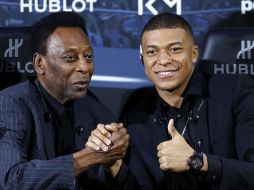 Pelé (I) viajó a París para aparecer en un acto promocional con Kylian Mbappé (D), del París Saint-Germain. EFE/ARCHIVO