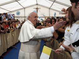 Fieles saludan al Papa a su llegada a la parroquia de San Julio, en Roma. EFE/EPA/R. Antimiani