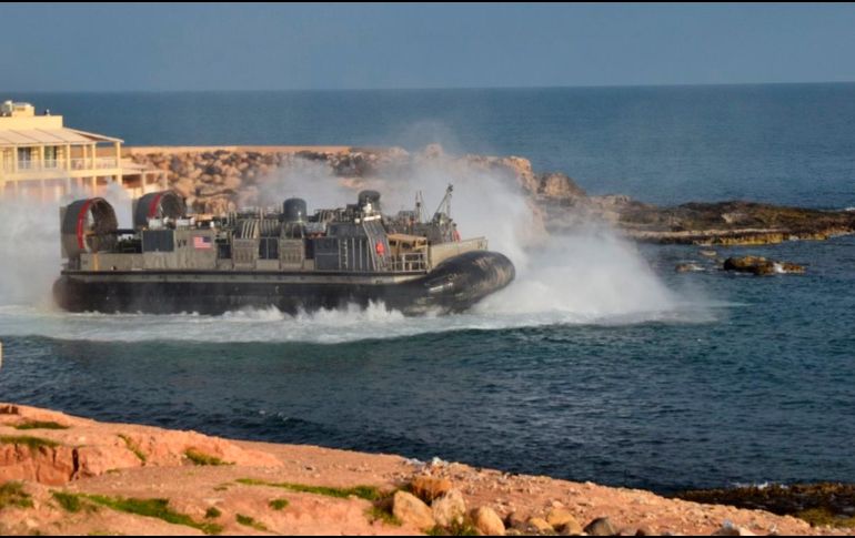 Un aerodeslizador estadounidense sale este domingo de Janzur, al oeste de Trípoli. Estados Unidos anunció que decidió retirar temporalmente a parte de sus tropas desplegadas en Libia debido al aumento de disturbios. AP/M. Aburas