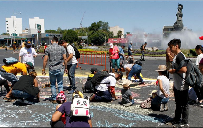 Alrededor de La Minerva se plasmó un mural y se escibieron mensajes para promover las buenas acciones en la vida diaria. EL INFORMADOR/A. Camacho