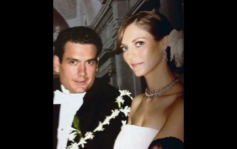 En la imagen, los papás de Regina: Rosa María Corcuera de Álvarez Bermejilo y Jaime Álvarez Bermejillo. Ella, sobria y archi-distinguida lució como nunca. En esa misma fecha Rosa Ma. y Jaime celebraban su 30 aniversario de bodas. CORTESÍA / F. Partida