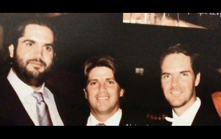 Acompañando a Pablo, el hermano de la novia, vemos aquí a Alejandro González de la Peña y a Carlos Gómez Vivanco al momento de llegar a la recepción. CORTESÍA / F. Partida