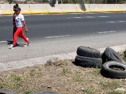 Tiran cientos de llantas en Periférico; algunas ya tienen más de dos años