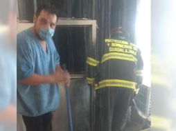 Al estar sofocado el incendio, los rescatistas procedieron a la ventilación mecánica del humo que se había acumulado en las habitaciones; no se registraron personas lesionadas ni intoxicadas. ESPECIAL/ Protección Civil Guadalajara