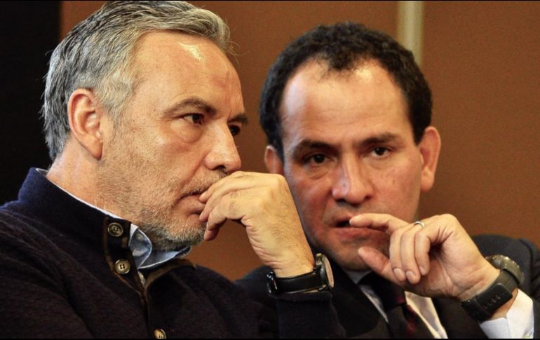 El subsecretario de Hacienda, Arturo Herrera (d), conversa con el diputado Alfonso Ramírez, durante el segundo foro de legisladores en materia hacendaria en Ciudad de México. NTX/A. Guzmán