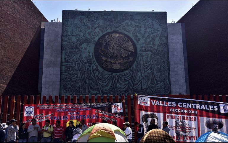Maestros harán un plantón permanente frente a la Cámara de Diputados. EFE/ARCHIVO