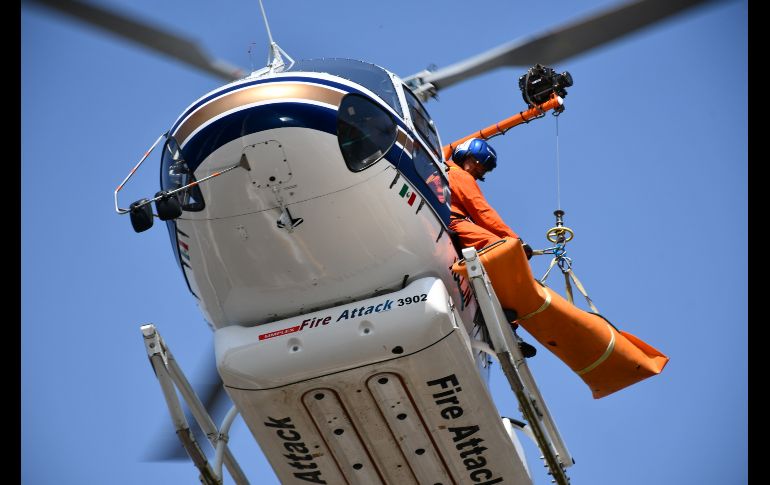 Por lo complicado del terreno se solicitó el apoyo del helicóptero Fénix para bajar al barranco de unos 60 metros. ESPECIAL / Protección Civil Jalisco