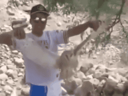 El hombre del video quemó al ave porque aseguró que era una “bruja”. TWITTER / @tochtli84