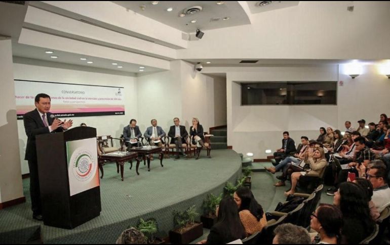 Osorio Chong participó en el conversatorio 