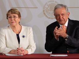 Durante la firma, Bachelet (izq) sostuvo que su oficina no puede estar ausente de un esfuerzo como el de la Guardia Nacional. NTX / J. Lira
