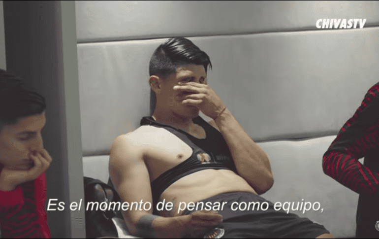 Alan Pulido es uno de los jugadores que pareció sufrir más por el resultado. YOUTUBE/@Chivas