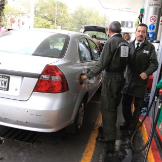 Diputados aprueban sanciones a gasolineros que compren huachicol