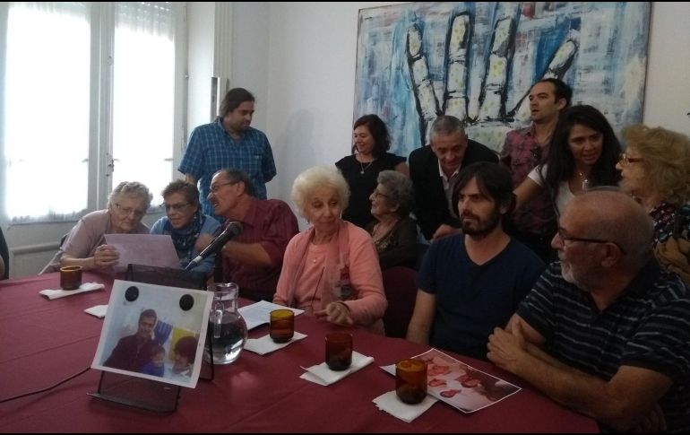 Miembros de la organización hacen el anuncio en compañía de familiares de la mujer localizada. TWITTER/@abuelasdifusion