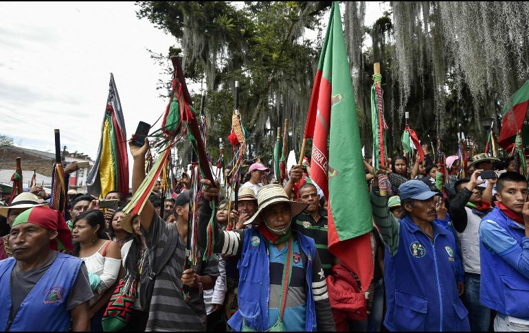 El mandatario colombiano quería levantar el bloqueo sobre la vía Panamericana, sin embargo, no se trató el tema ya que los pobladores querían hablar en un lugar abierto. AFP / L. Robayo