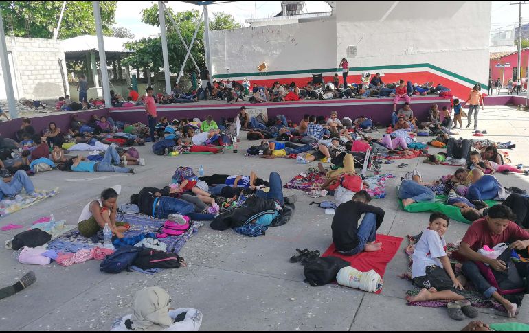 Debido a las limitaciones del espacio, los migrantes se han organizado para dormir y realizar actividades de aseo de sanitarios y espacios comunes. SUN/Archivo