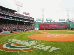 El “Monstruo Verde” lució una manta alusiva a los campeones de la temporada pasada. AFP