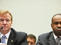 Roger Goodell (izq.) y DeMaurice Smith tendrán que estar en la misma página antes de que termine la campaña 2020 de la NFL. AFP