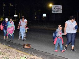 Autoridades de seguridad informan que en el despliegue fueron detenidos tres presuntos polleros y asegurados tres camiones, donde trasladaban a los migrantes, entre los que había niños. EFE / J. Valle