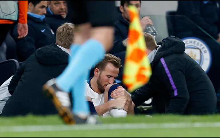 Después del triunfo de los Spurs el martes, Kane envió un mensaje a sus compañeros; dijo estar ''disgustado'' por haber salido lastimado, pero los felicitó por la victoria. AFP / I. Kington