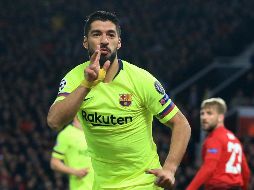Suárez celebra tras propiciar el gol en propia meta de los ingleses. AP/J. Super